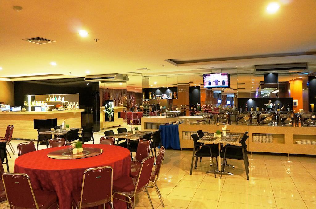 Quin Centro Hotel Palembang Exteriör bild