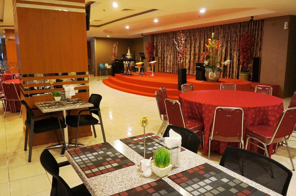 Quin Centro Hotel Palembang Exteriör bild