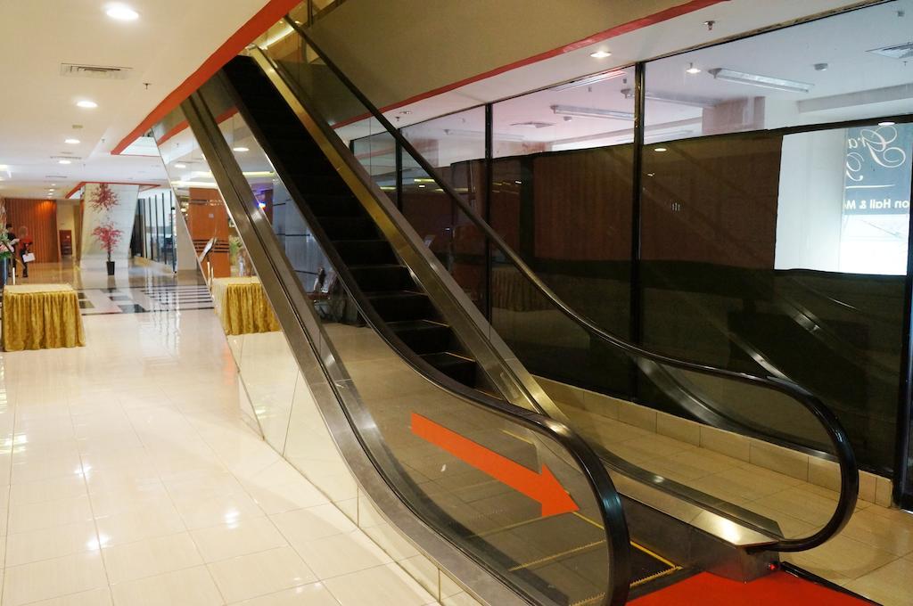 Quin Centro Hotel Palembang Exteriör bild