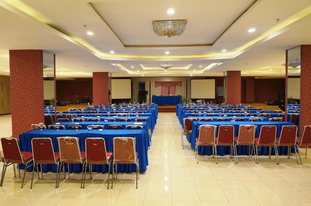 Quin Centro Hotel Palembang Exteriör bild