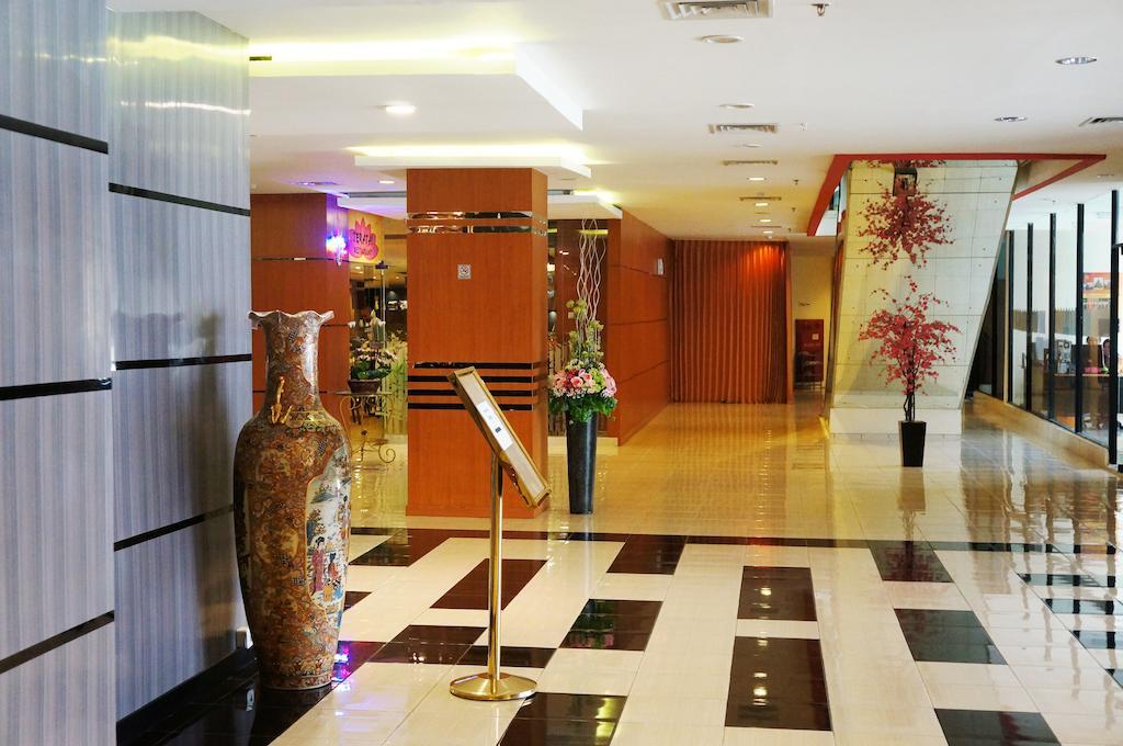 Quin Centro Hotel Palembang Exteriör bild